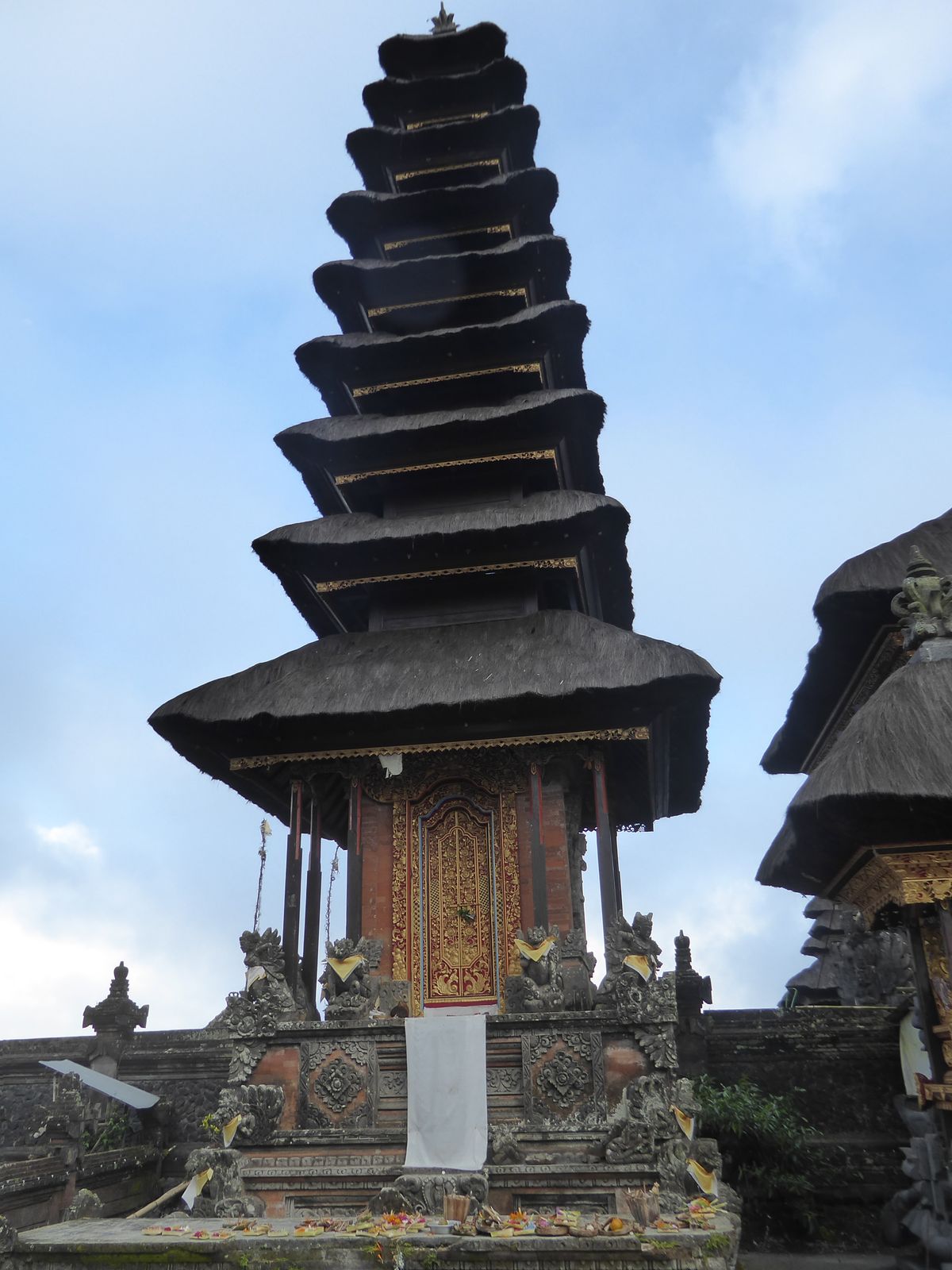 The towers contain inaccessible rooms holding effigies.