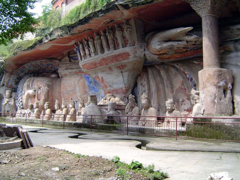 In front of him is a line of disciples, bodhisattvas, and officials in mourning.