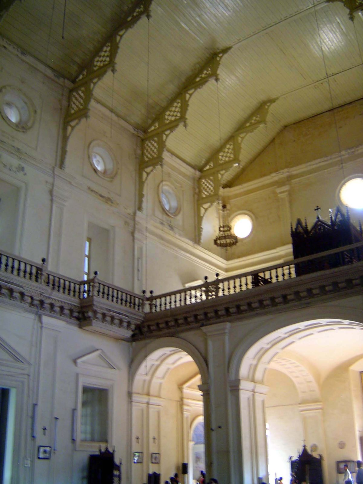 Most of the church is now very simple, almost austere in contrast with the altar, but Pyrard wrote that the walls were gilt.