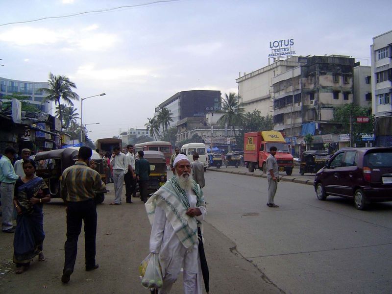 The Andheri-Kurla or Mathuradas Vansanji Road: nothing to alert you to what lies off to the side.