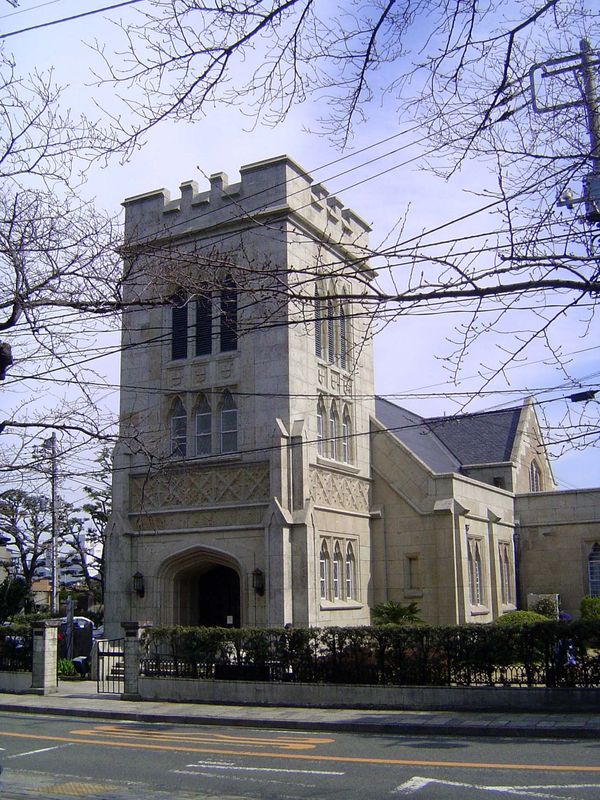 Next door is Christ Church of the Bluff. It doesn't look very old. That's because the original church, of brick, was shaken to pieces. The c