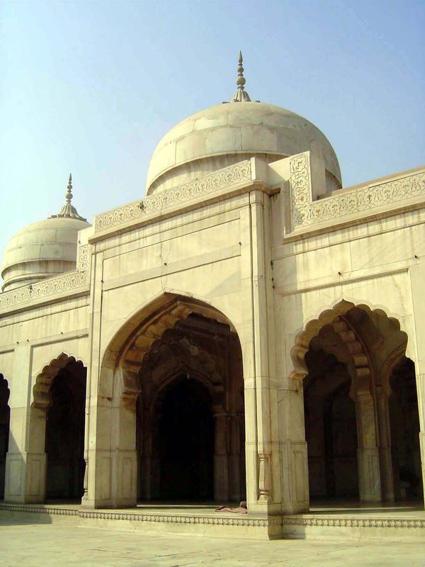 This is the comparatively austere pearl mosque, or Moti Masjid, from 1645. Plans of the fort show almost all its buildings as a set of neste