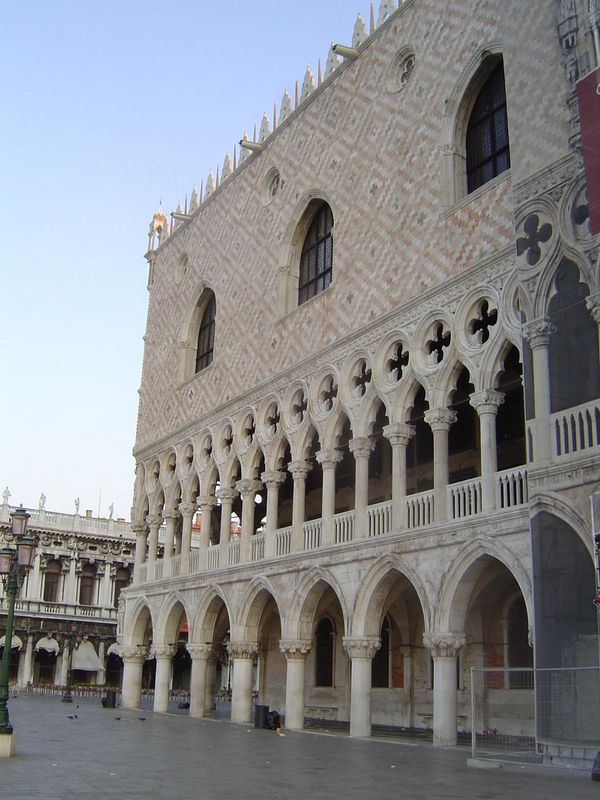 We've backtracked to the Riva degli Schiavoni. The Libreria Sansoviniana is still on the left, but on the right now is the gothic Doge's Pal