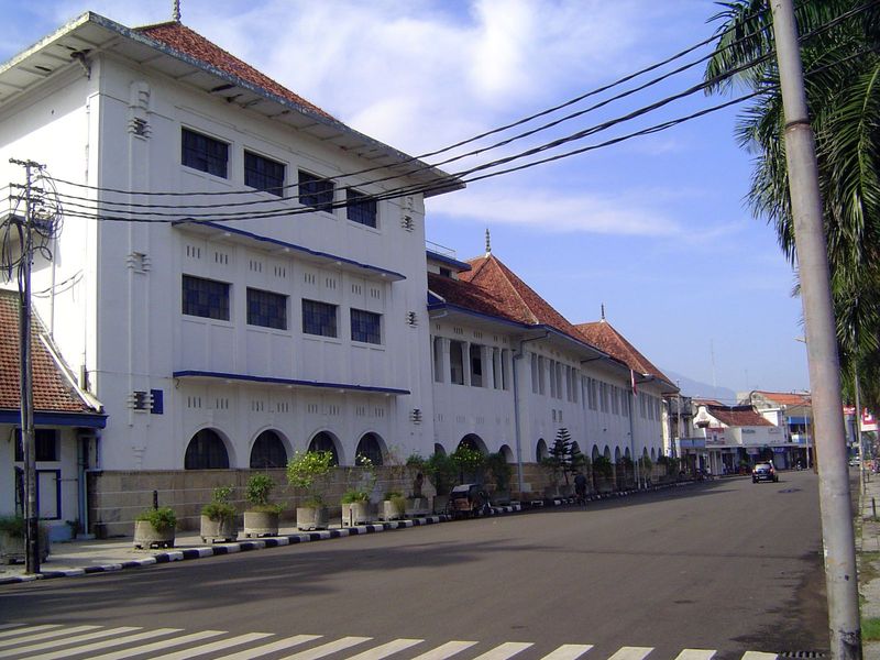 The most important industrial establishment was the cigarette factory opened in 1924 by the British American Tobacco Company, the maker of D