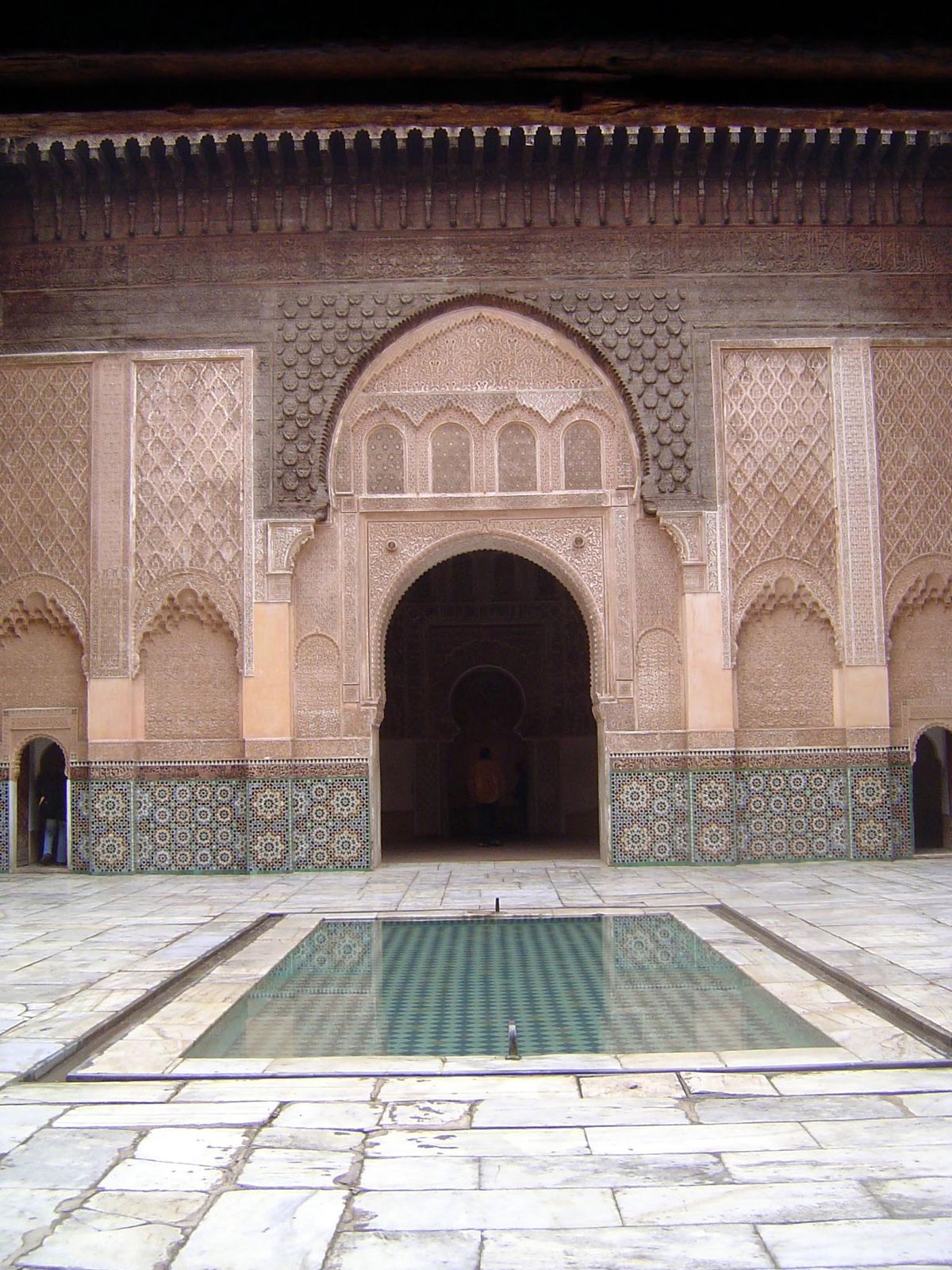 The layout is a simple square around a courtyard, but if the architecture in the narrow sense is simple, the ornamentation of its surfaces i