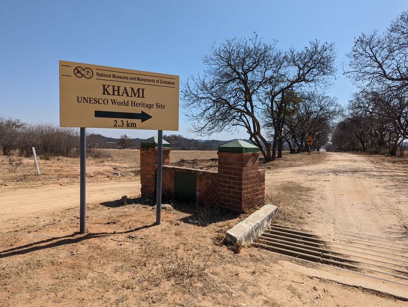 The climate at Mapungubwe grew colder and/or drier around 1300 and the Mapungubwe people scattered. Huffman writes that "some Mapungubwe roy