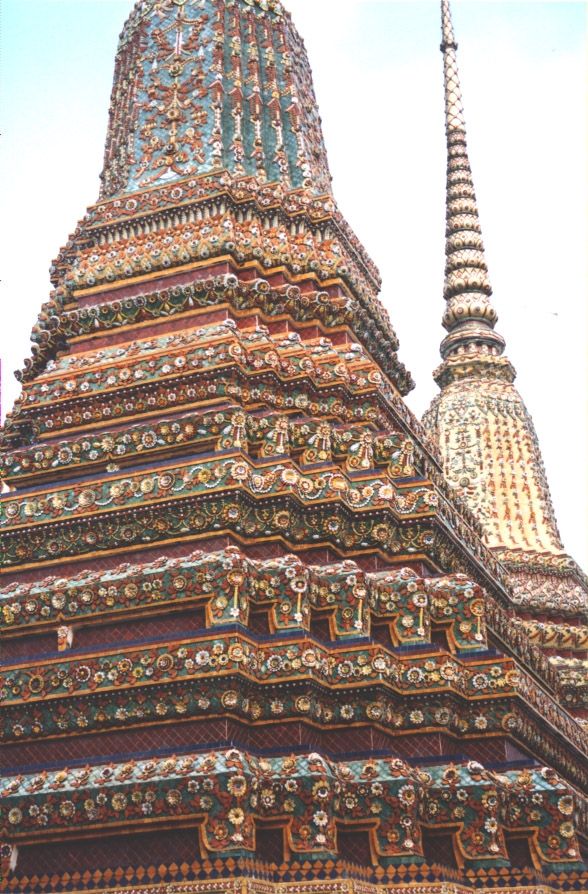 Outside the bot is a set of chedis, stupas commemorating Thai kings. Four stand in this cluster: they include a green one built by Rama I an