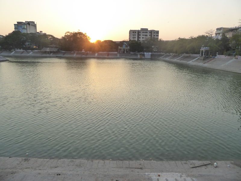 Calm prevails only beyond the western gopura, where there's a large tank. Apart from the sea and the Adyar River, it's the largest body of w