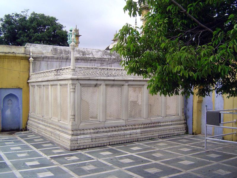 A closer view. They enclose the tomb of Aurangzeb. Plain as it seems, even these screens would have annoyed the emperor, famously conservati