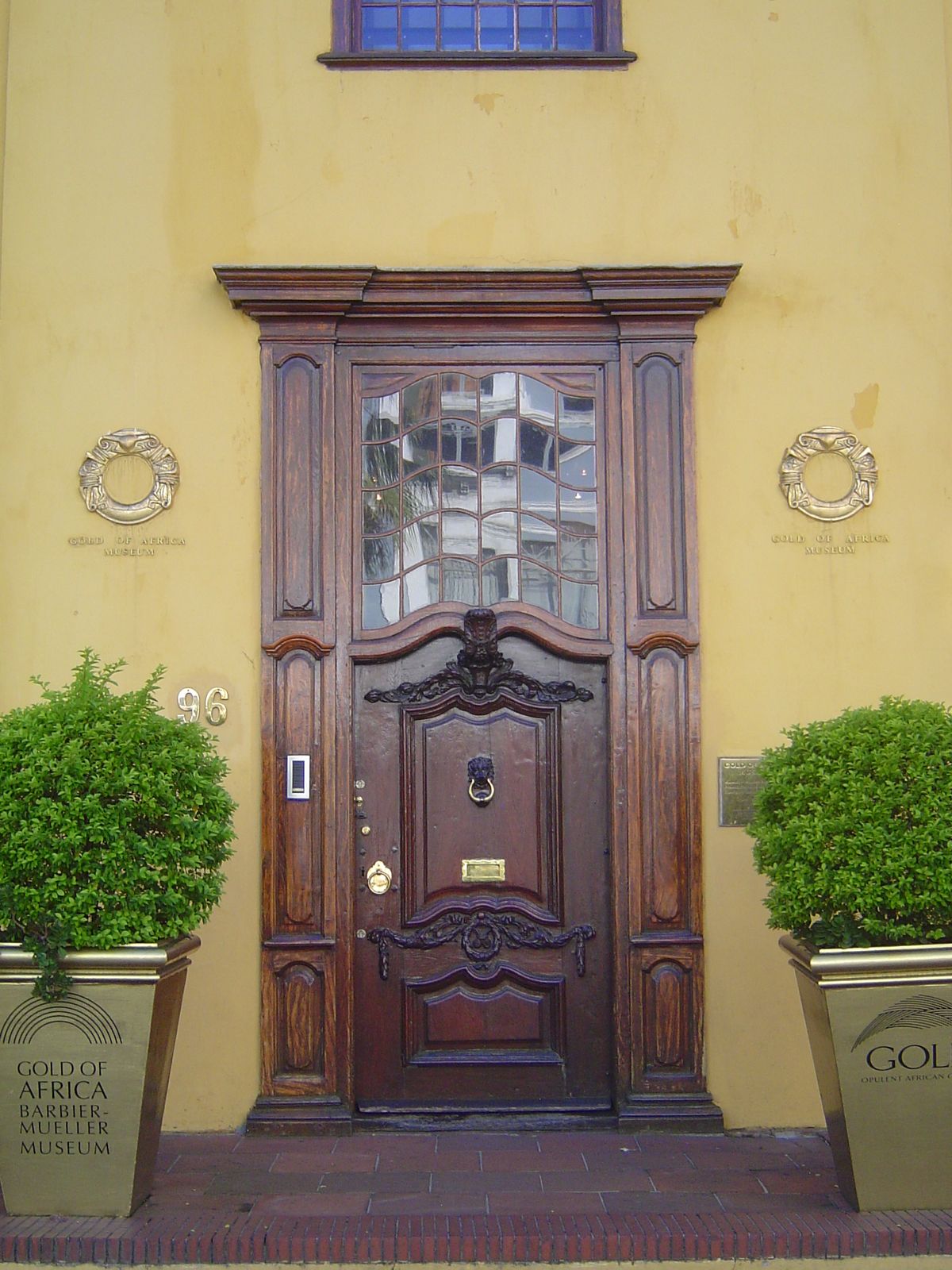 Another splendid doorway. It's easy to overlook how much variation occurs within this type of doorway.