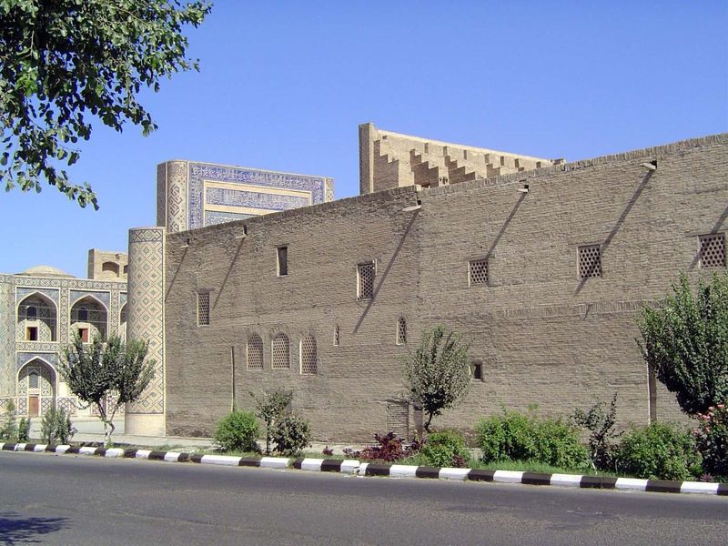 Here they are: we see a bit of the Madari-Khan "khan's mother" Madrasa on the left and a bit of the side of the Abdullah-Khan Madrasa on the