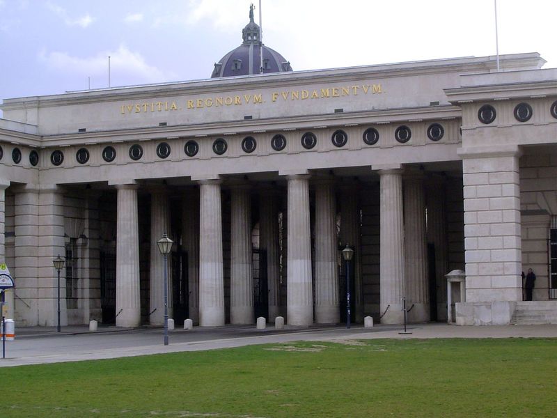 The south side of the hero's square faces the Ausseres Burgtor, designed like the Theseum by Peter von Nobile and completed in 1824. The ins