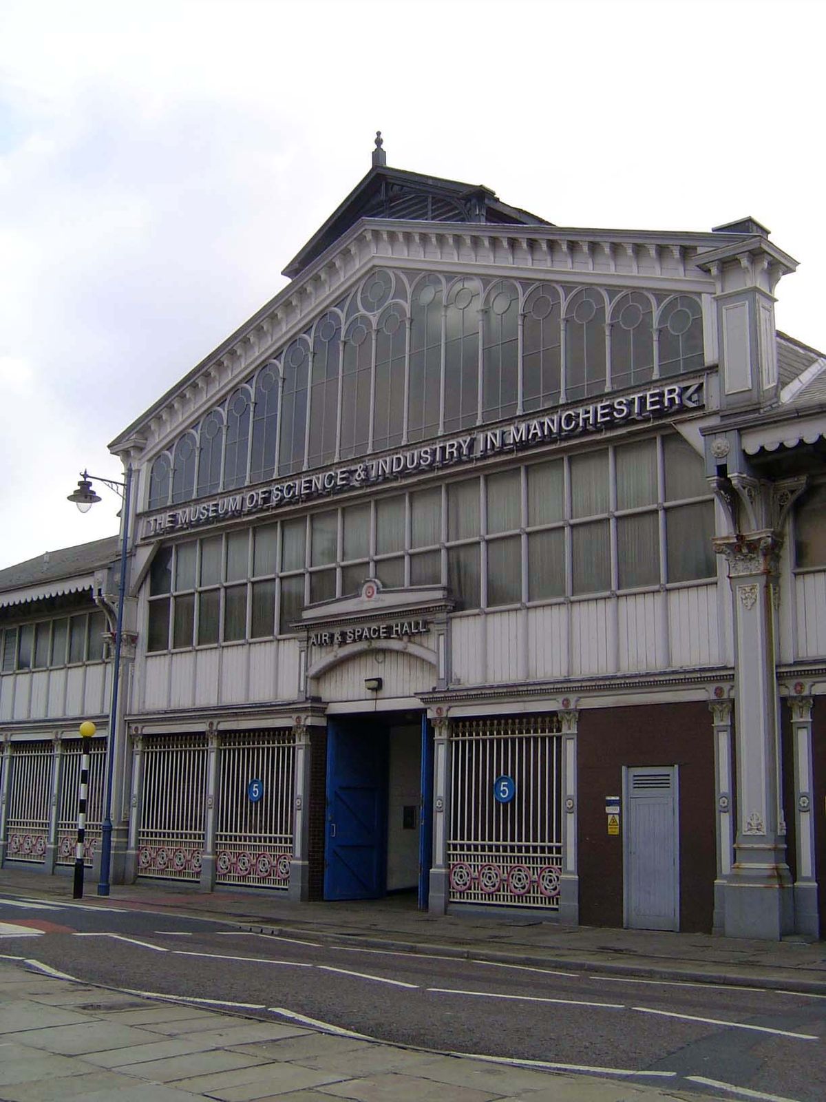 After 1876, food arriving at the station was sold at the Lower Campfield Market Hall, which later became the City Exhibition Hall and is now