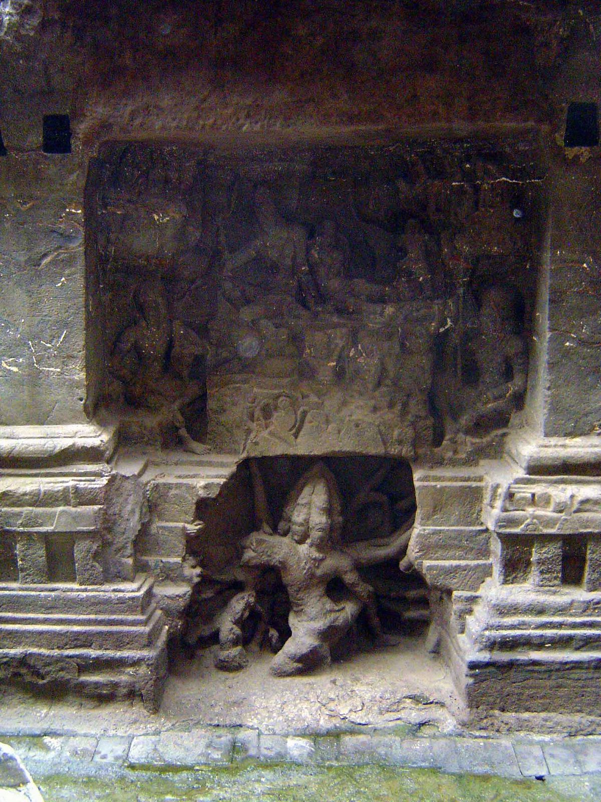 The demon Ravana shakes Kailas.