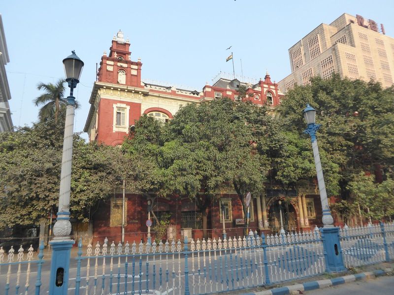 Sorry you can't see it, but behind the trees lurks the collectorate, bigger than it looks and with a courtyard through that arched entrance.