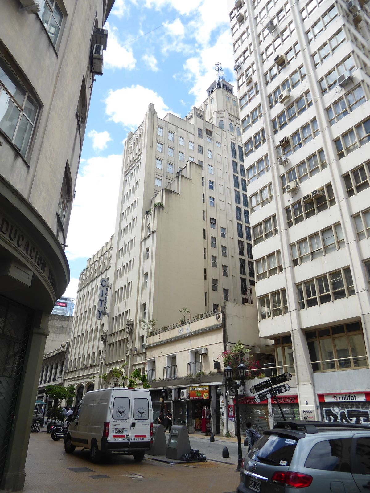We haven't seen anything modern except for the towers at Puerto Madero, but here's an exception. It's the City Hotel, opened in 1931 by Davi