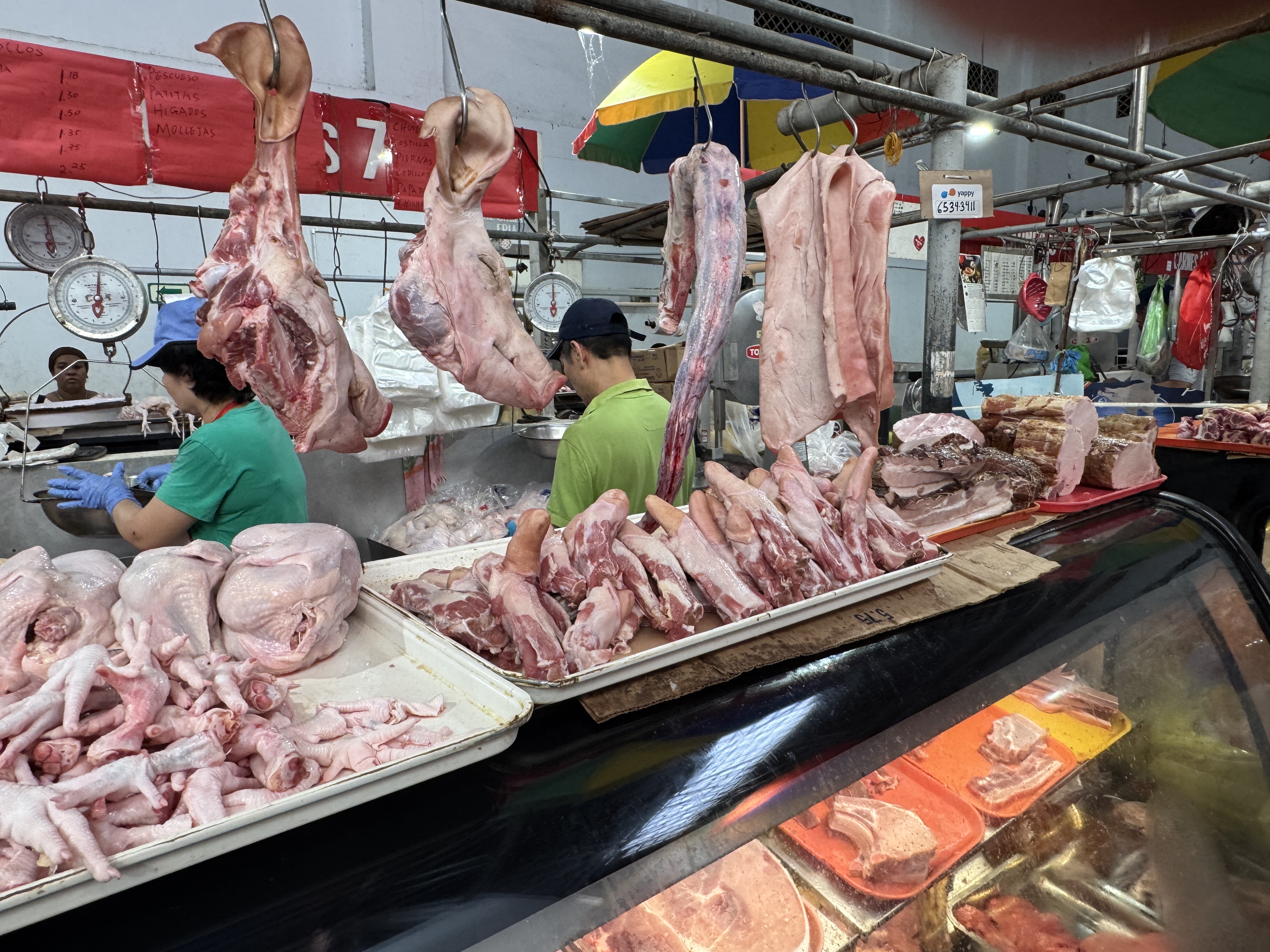 Yes, there are several supermarkets in Col n, but this is more fun.