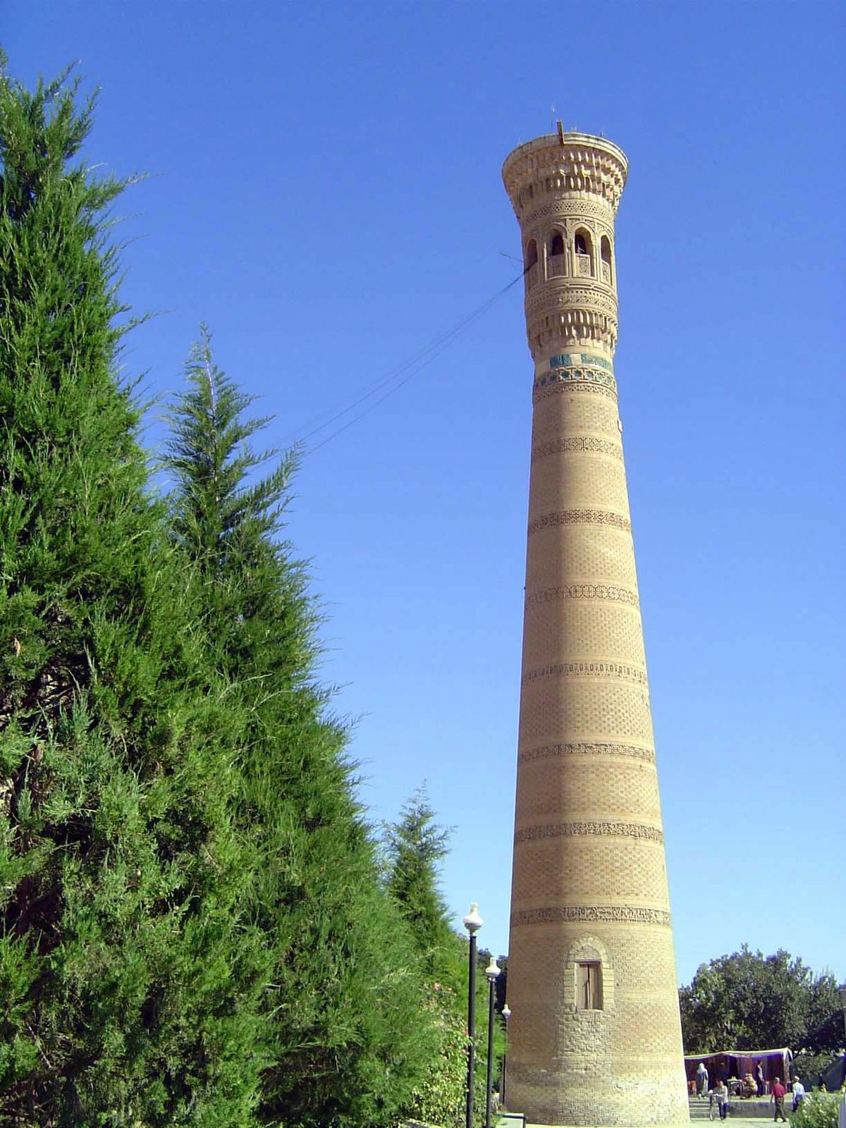Along the way you can hardly miss the great minaret at Vabkent, built in 1198, some 70 years after the Kalon Minaret in Bukhara. The concept