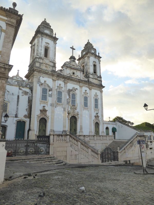 Almost next door, here's the church of the Third Order of the Carmelites, built during the city's boom years. The pilasters look like legs i