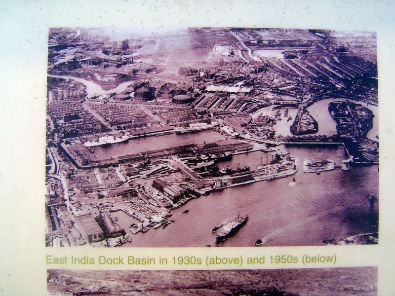 As the dock was in the 1930s: entrance pool, import dock, export dock. The meanders belong to the Lea River, extending to the upper left.