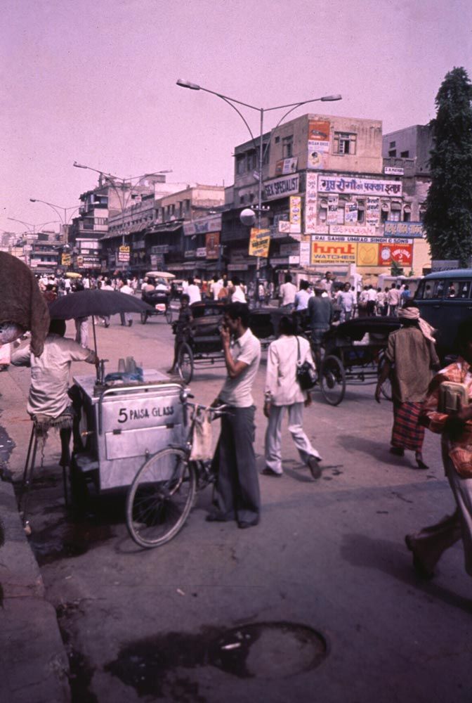 Working hours: vendors, pedestrians, and modern streetlighting.