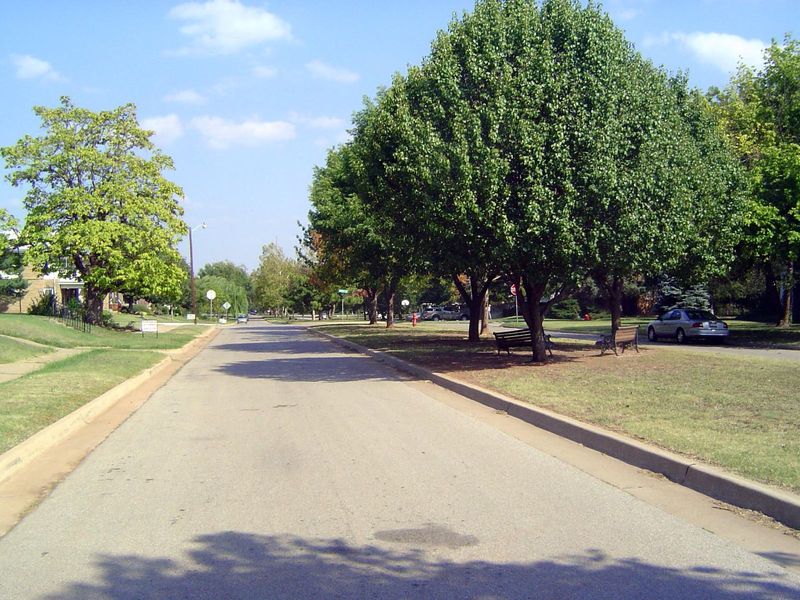 The westward extension of 38th turns into a promenade when it enters the addition called Putnam Heights.