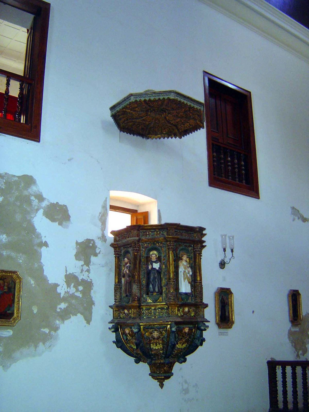 The pulpit, very similar to those of Goa.