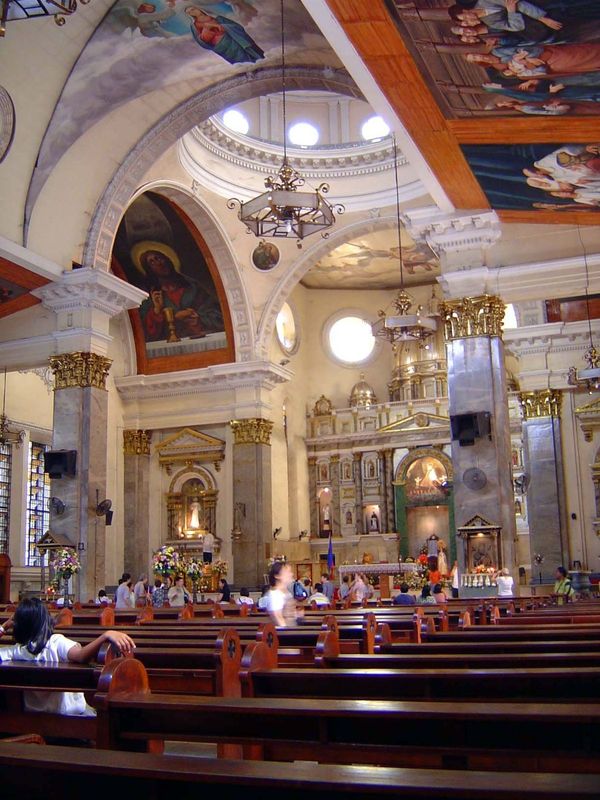 The building in best repair is the Binondo Church, the minor basilica of St. Lorenzo Ruiz. The church was built for baptized Chinese, a comm
