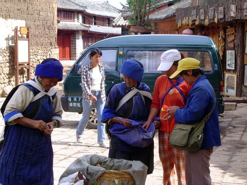 Plenty of blue in Longcheng's market square.