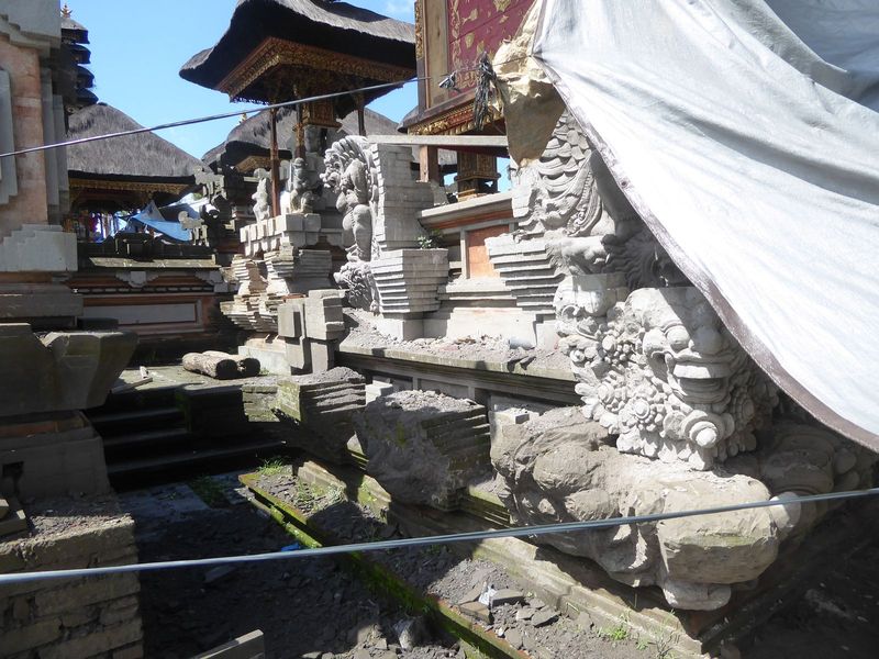 The style derives from Borobudur and Prambanan, but the materials used there are harder and longer lasting. The critter at the corner is a S