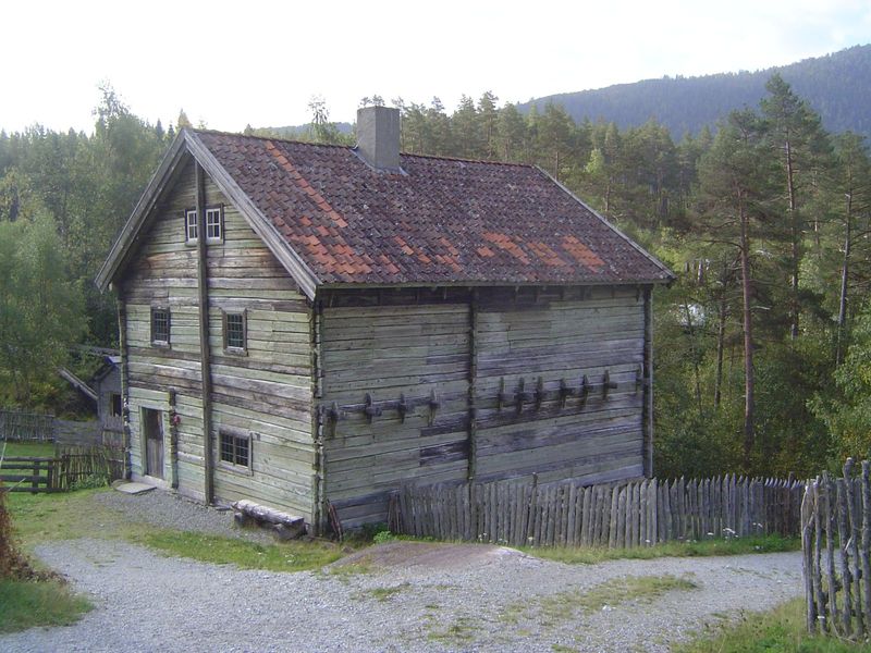 The Leirmo farmhouse was moved here from Gaupne, close to the original site of the Haugen house. It's more than a century older, however, da