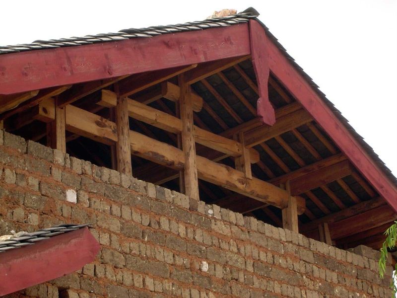 It has been argued for example by Ronald Knapp, in China's Traditional Rural Architecture, 1986, p. 71 that this method of framing allows sm