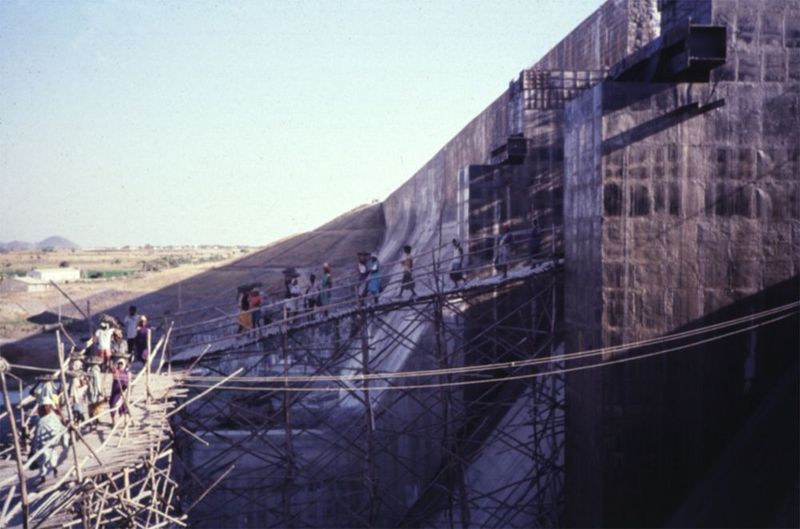 The Manair Dam scaffolding is bamboo: strong, flexible, but pretty frightening to a landlubber.