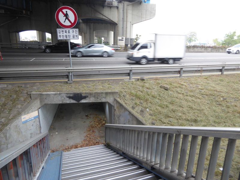 This tunnel is ready-made for an action movie. Something bad is going to happen.