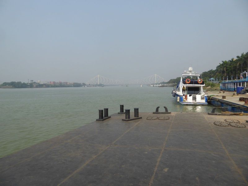We're at the ferry dock at Millennium Park, just west of the banks. Ferries offer a shortcut from here to the rail station at the other end 