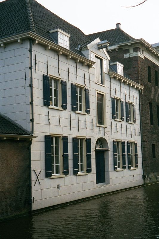 The VOC flourished for about two centuries—long enough for the East India House to be complemented by a warehouse on the other side of the O