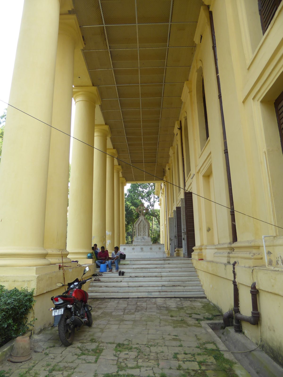 The tomb here has bounced around a bit. It used to be up river at Barrackpore. Then it was moved to St. Paul's cathedral about a mile south 
