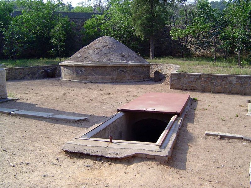 The tomb in the background is open, through this trap door. Twenty steps await.