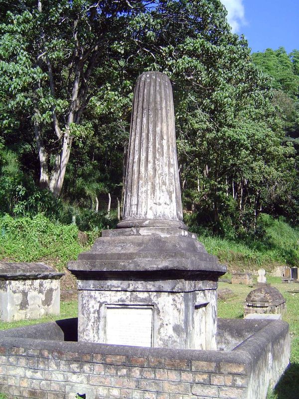 The most important grave in the cemetery belongs to Sir John D'Oyly 1774-1824. A Cambridge graduate, he went to Sri Lanka in 1801, aged 26. 