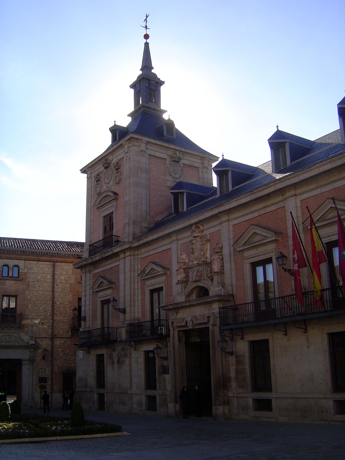 The Casa del Ayuntamieto or city hall is on the other side of the plaza. Begun in 1644, it was designed by Juan Gomez de Mora, planner of th