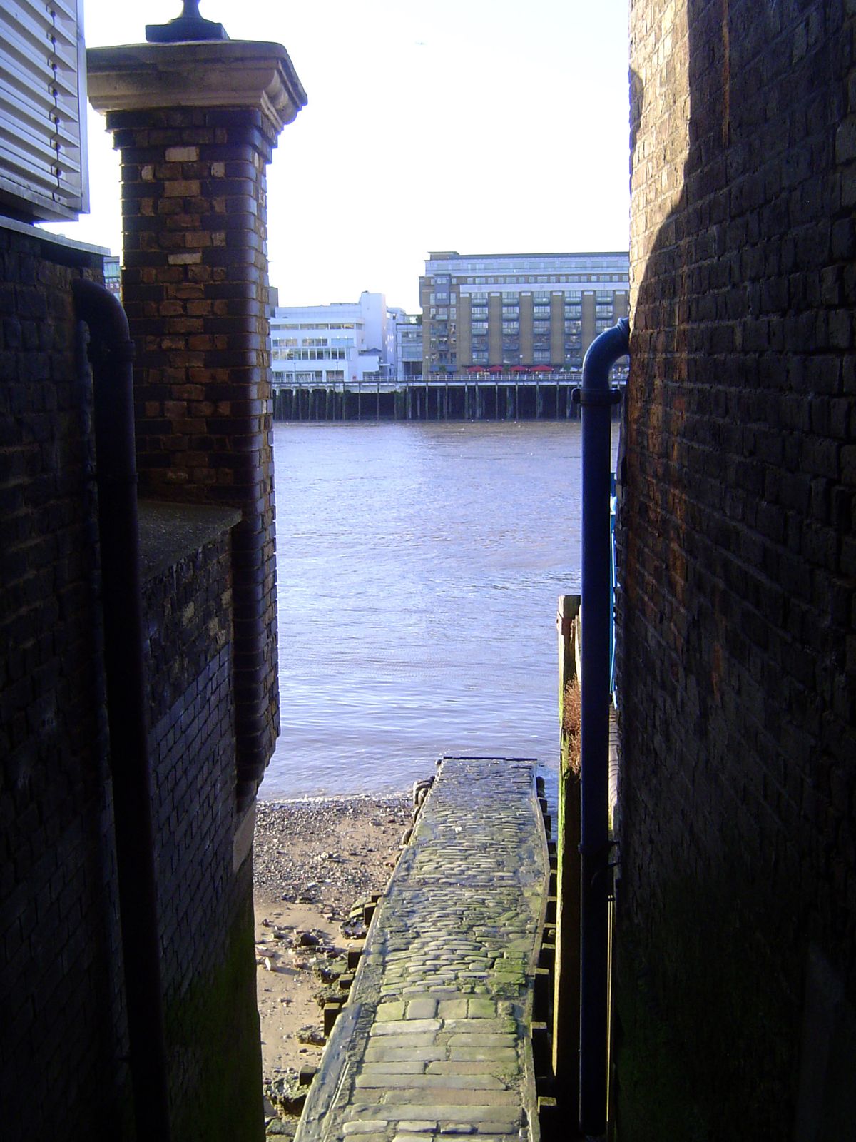 We'll walk downstream. There's no promenade here, but occasional alleys and stairs lead to the water. We'll walk down there.