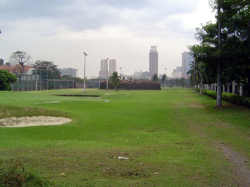 A ravelin, or detached fortification, lies in the midst of the course. In the distance beyond it are the high rises of Ermita, a now-seedy c