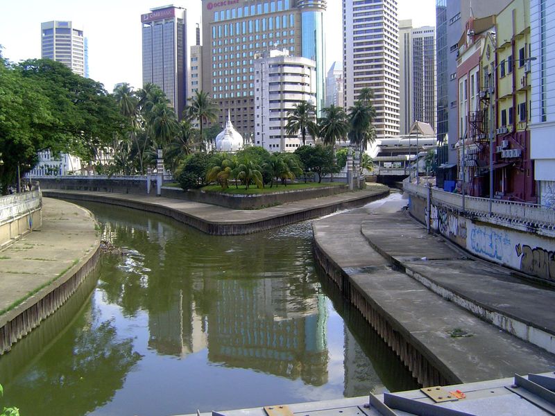 Here we stand, at Kuala Lumpur proper, the "muddy confluence" between the Gombak on the left and the Klang on the right. In the wedge betwee