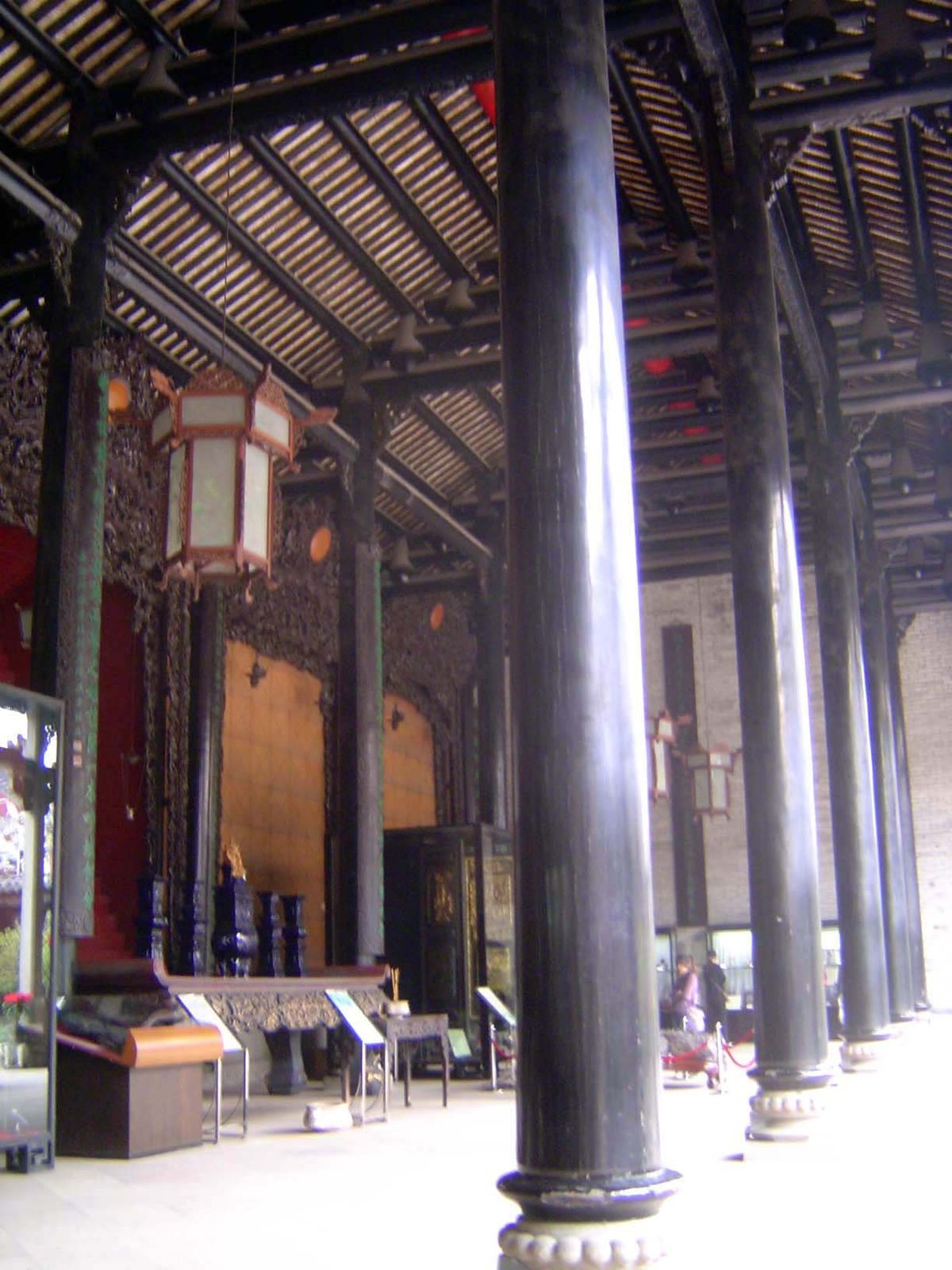 This is the hall that once held the clan's ancestral tablets, which were leaned against the red screen on the left.