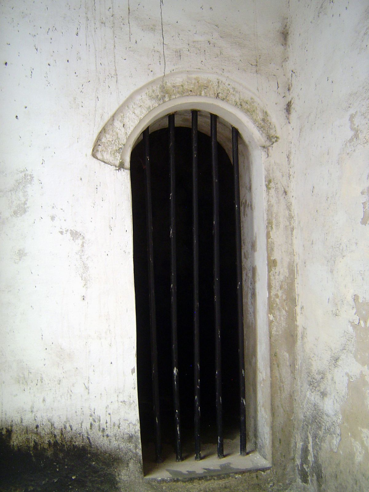Hard to believe it had a chapel at all, but Christianity can be elastic. Here are some of the fort's dungeon bars.
