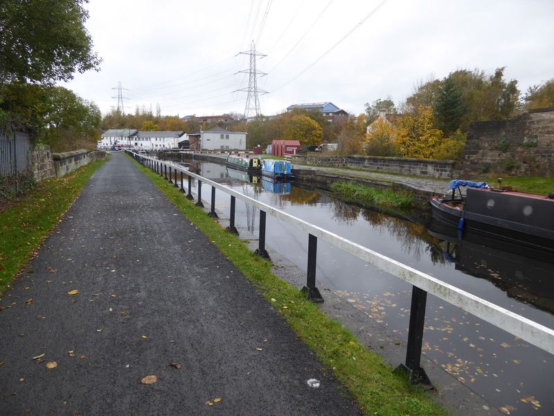 A peaceful stretch? Sure, except that the walls hint that the canal is once again crossing something. In this case, it's Possil Road. You ca