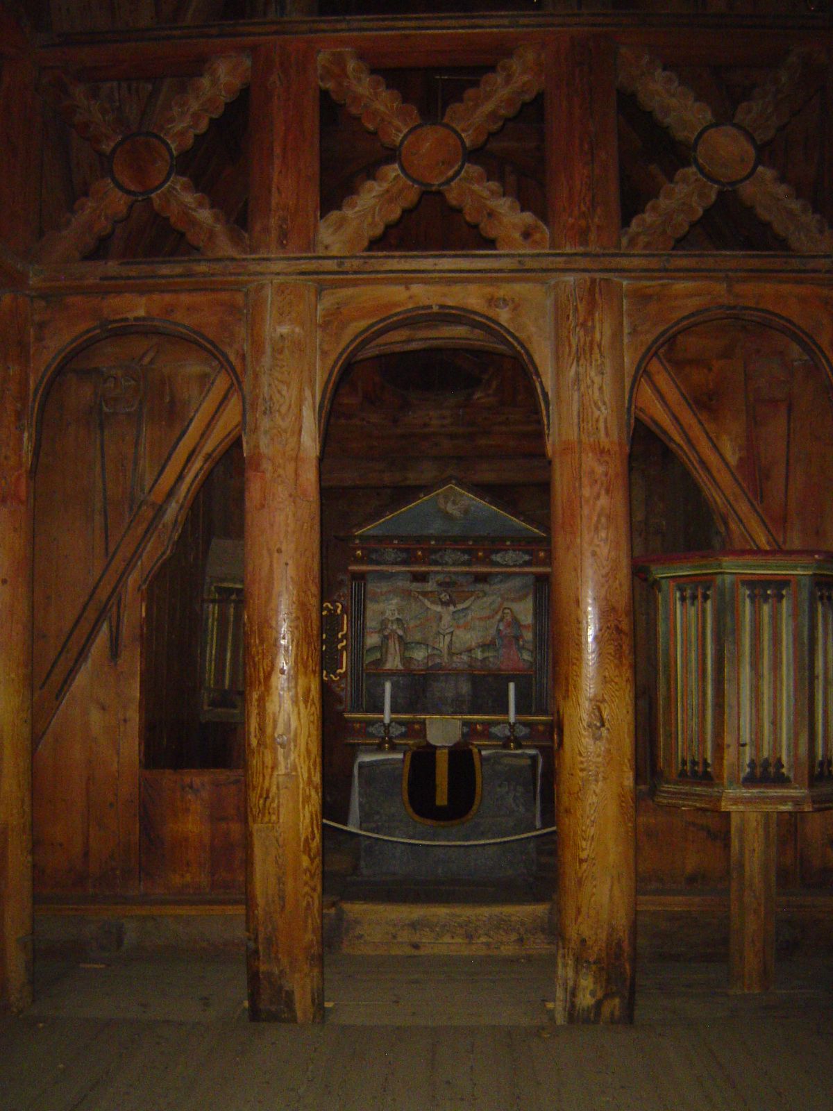 Both the pulpit and altarpiece are later additions, the one from 1550, the other from 1654. The staves are original, protected from decay at