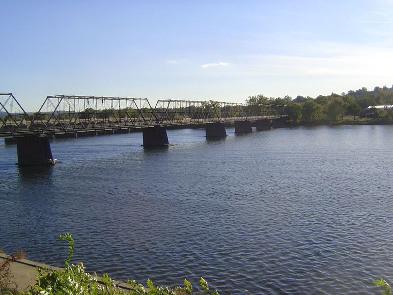 The bridge was built by the People's Bridge Company as a low-cost alternative to the Camelback Bridge, which no longer exists but which was 