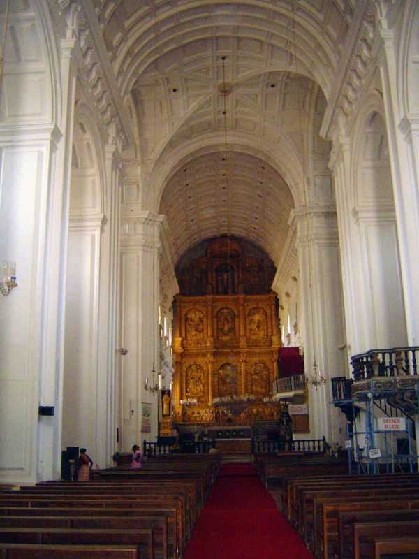 The cathedral was begun by an unknown architect who modeled his work on the cathedral at Leiria. Most of the work, however, was done under t