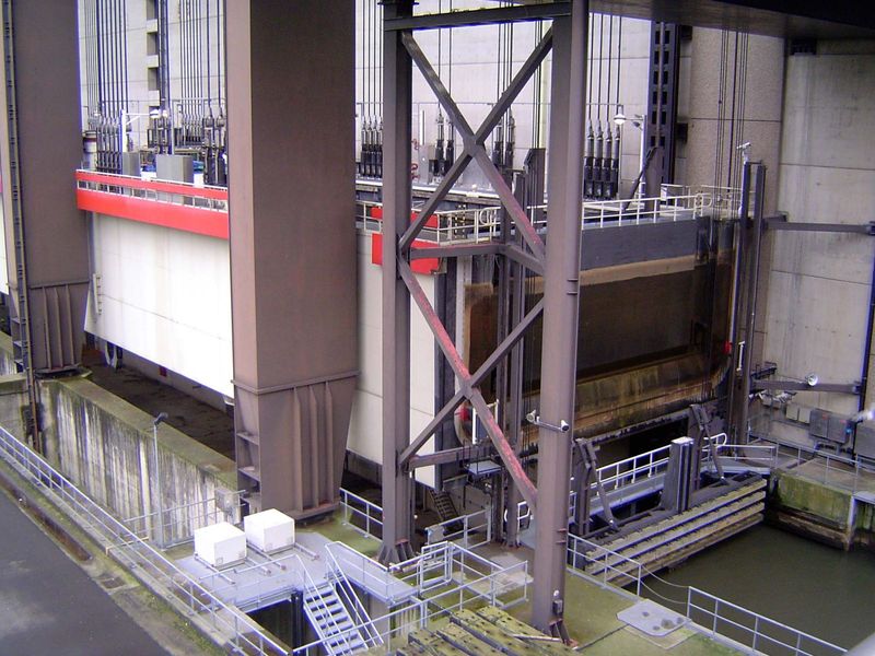 The caisson begins rising. The 73-meter journey takes 7 minutes. A small fraction of the 112 suspension cables are clearly seen.